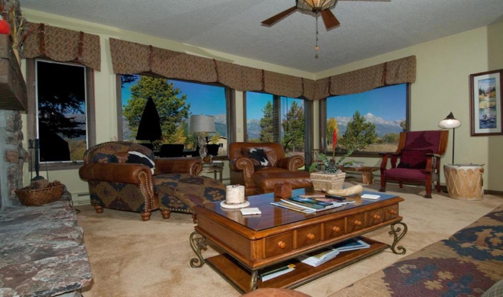 uma sala de estar com um sofá e uma mesa em Granite A em Jackson