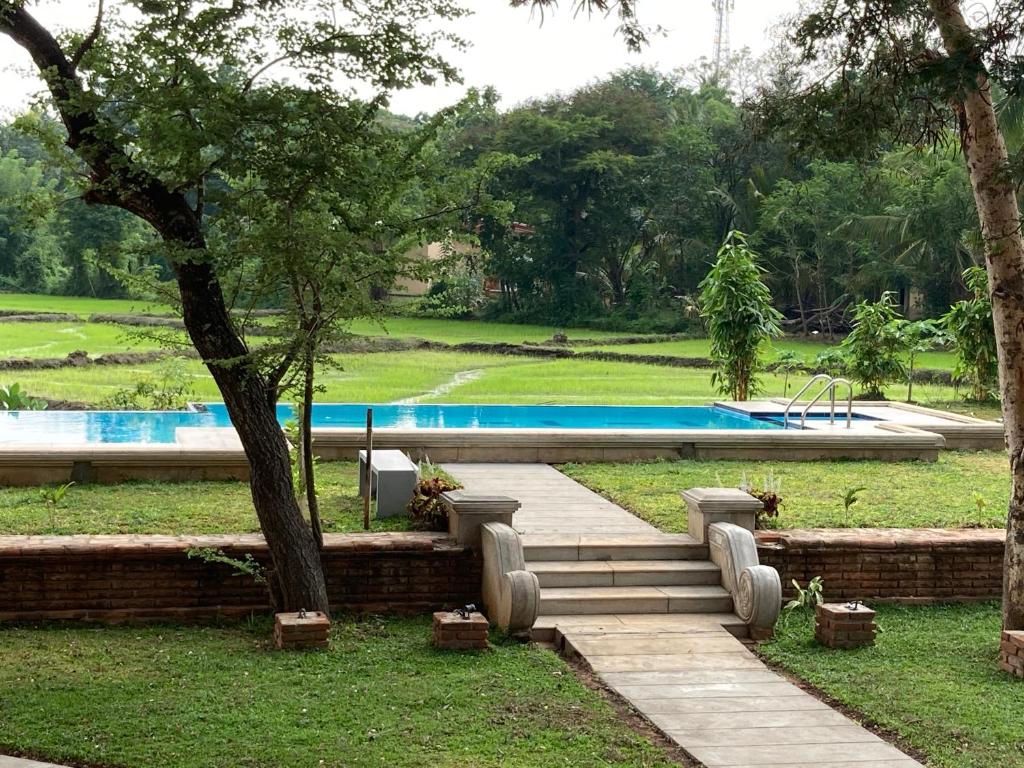 Bazén v ubytování Monaara Leisure - Anuradhapura nebo v jeho okolí