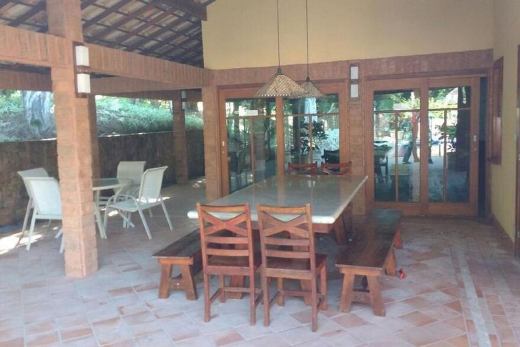  Casa com 4 suítes a 200 metros da Rua das Pedras