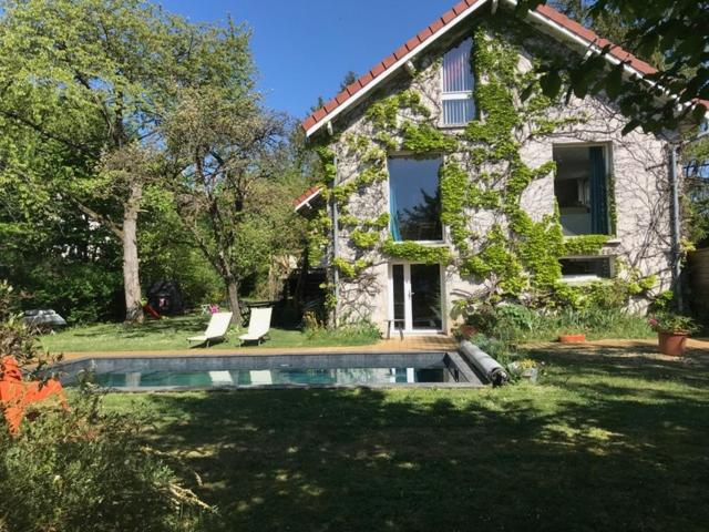 une maison avec une piscine dans la cour dans l'établissement Côté Verger, à Vittel