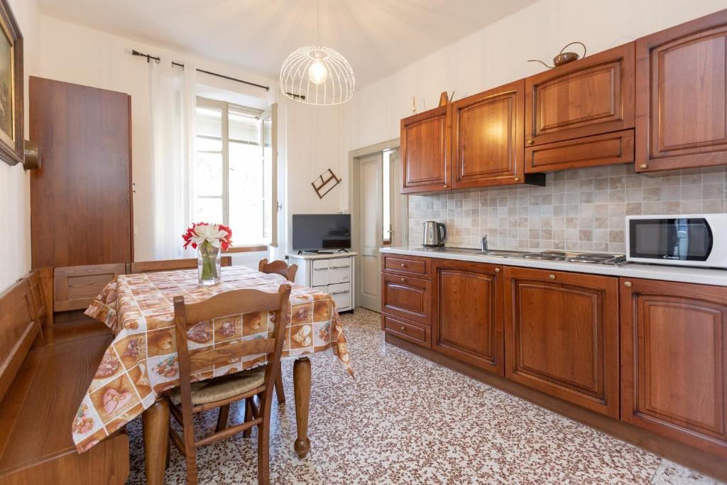 A kitchen or kitchenette at Vecchia Perledo 1907
