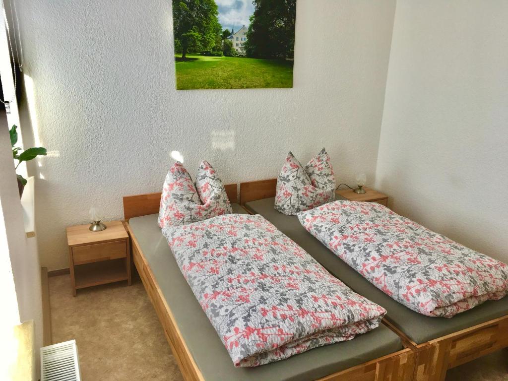 2 camas con almohadas en una habitación en Ferienwohnung im Zentrum von Sonneberg, en Sonneberg