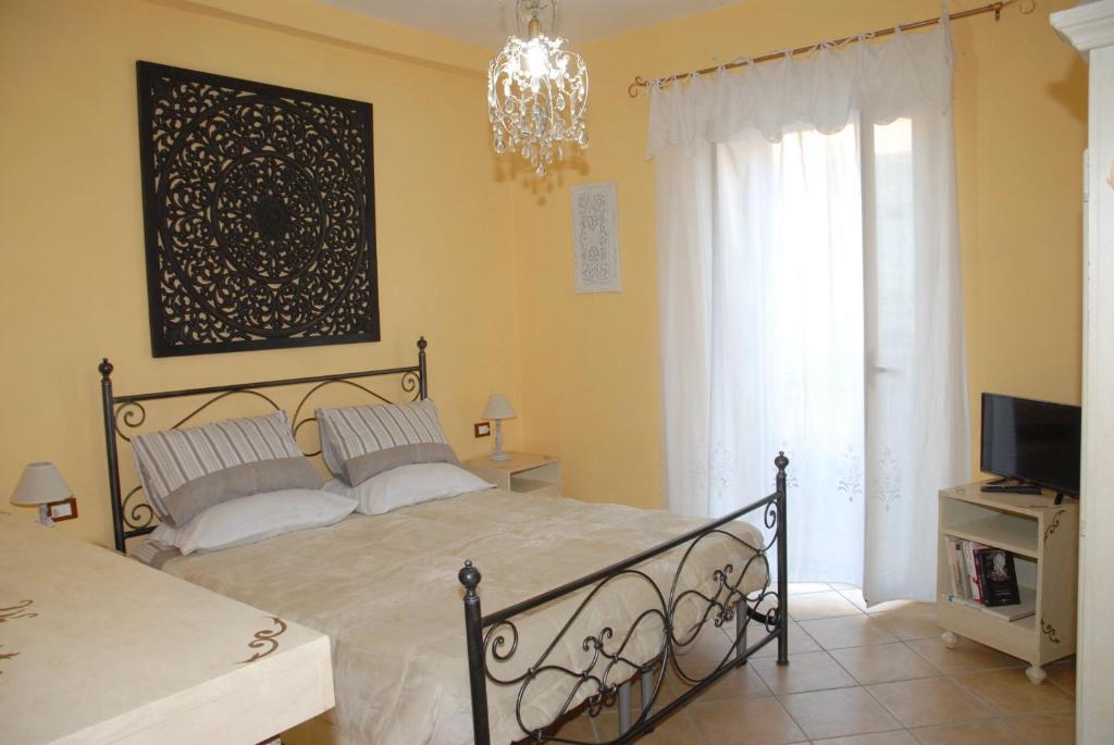 - une chambre avec un lit et un lustre dans l'établissement Authentic Room, à Ronciglione