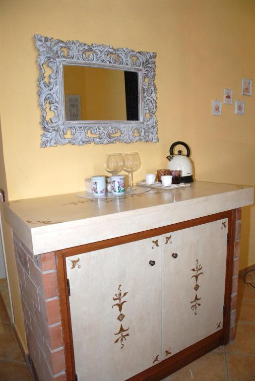 łazienka z lustrem na ścianie w obiekcie Authentic Room w mieście Ronciglione