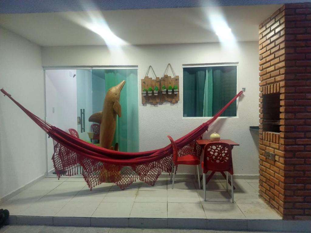 uma rede num quarto com mesa e cadeiras em FLAT PRAIA DOS CARNEIROS / TAMANDARÉ 06 TÉRREO no Recife