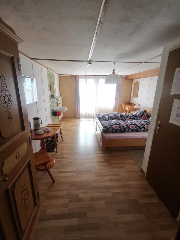 Postel nebo postele na pokoji v ubytování Self- Check- In Hotel Regina Beatenberg