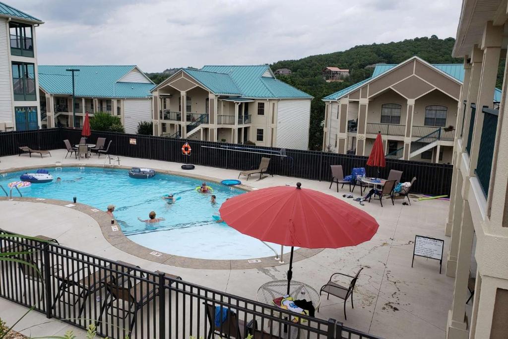 Бассейн в Emerald Bay Yacht Club G-4 или поблизости