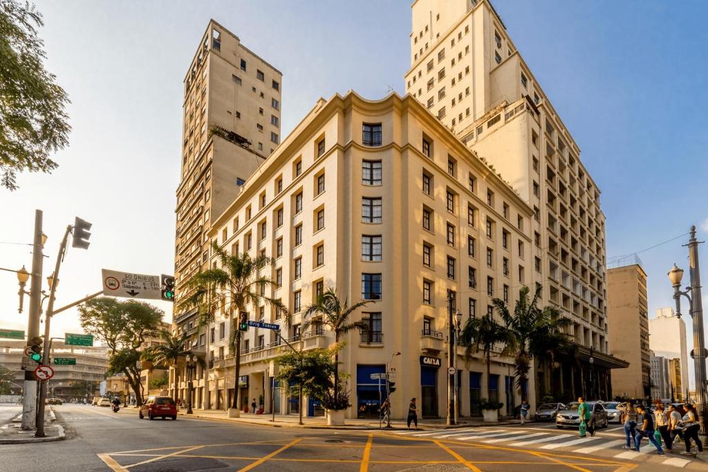 a large building with a clock on the side of it at Residence Jacques Pilon - CasApp Centro Histórico SP in São Paulo