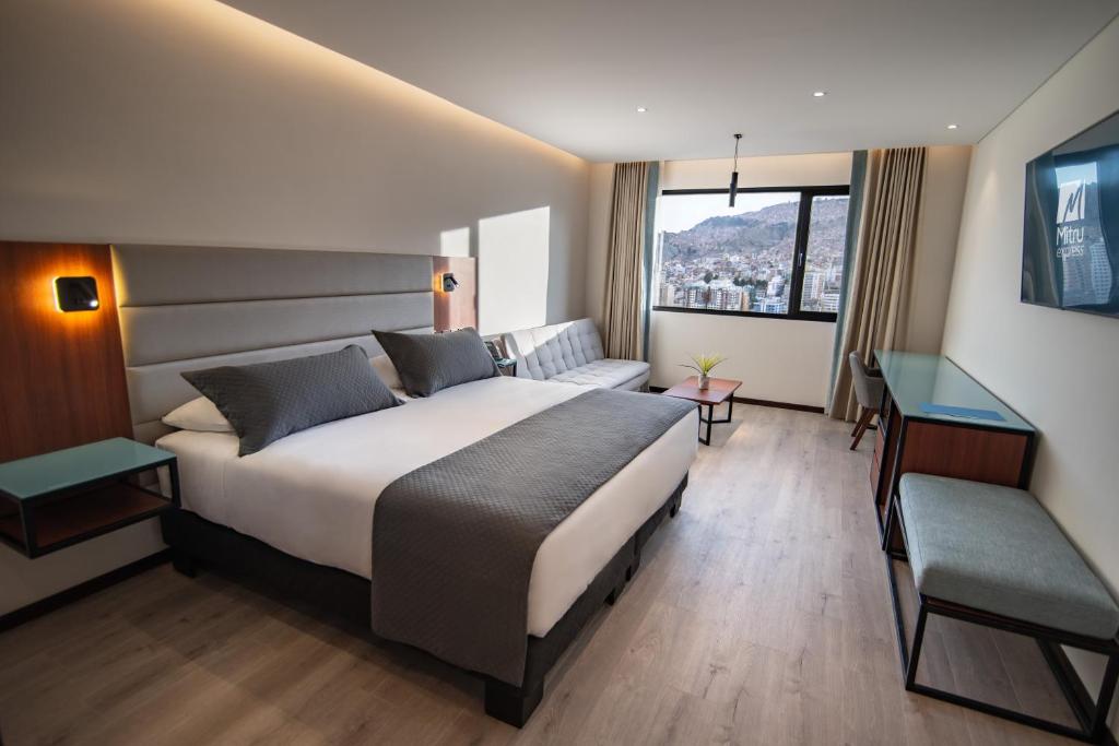Postel nebo postele na pokoji v ubytování Mitru Express Hotel