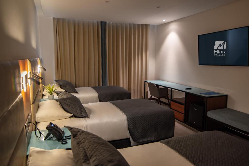 Postel nebo postele na pokoji v ubytování Mitru Express Hotel