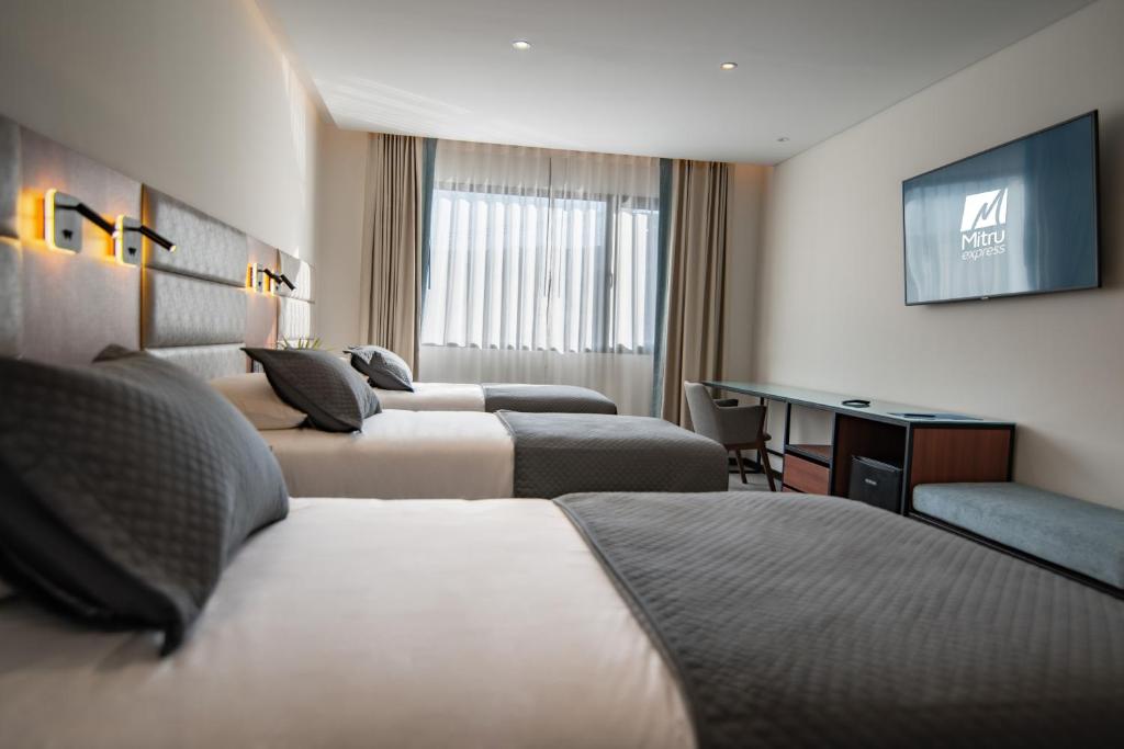Postel nebo postele na pokoji v ubytování Mitru Express Hotel