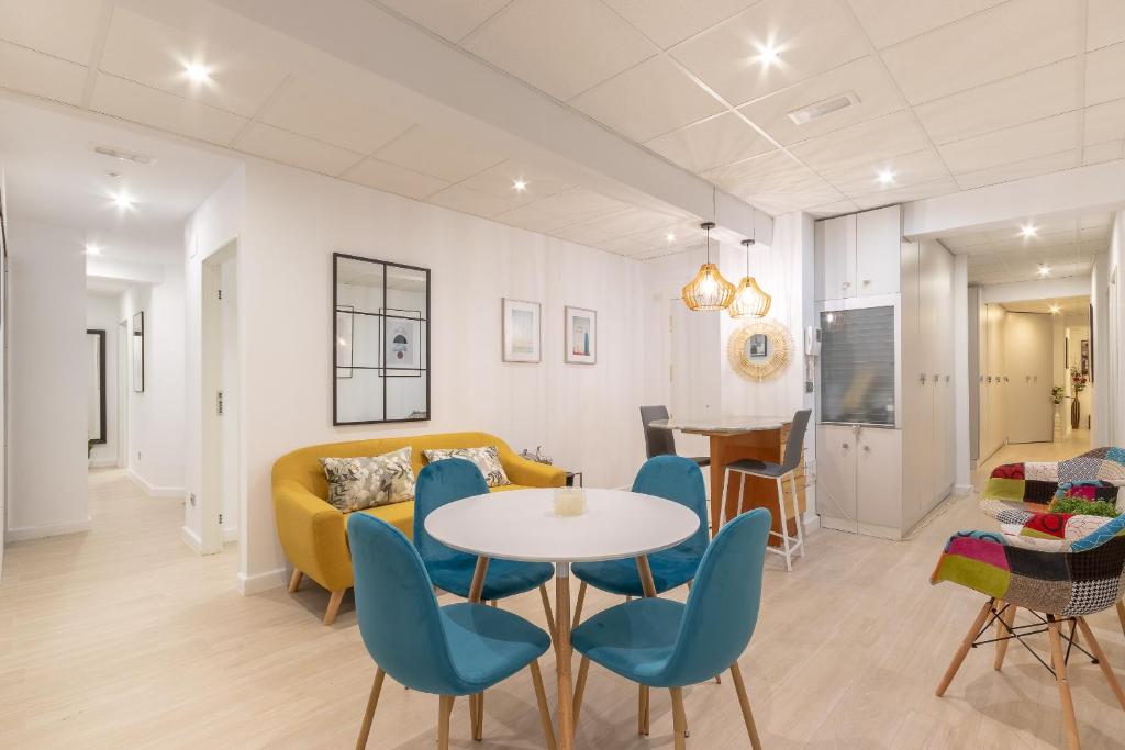 a living room with a couch and a table and chairs at Cruces Metro Rooms in Barakaldo