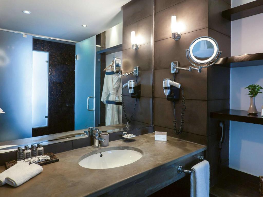 Koupelna v ubytování Mövenpick Hotel Gammarth Tunis
