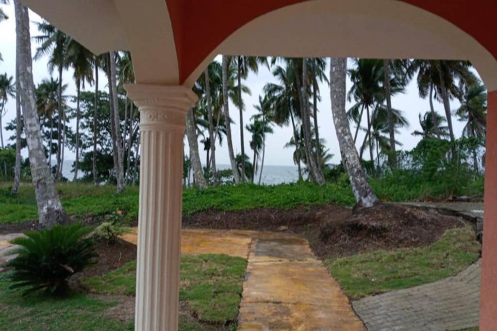Zahrada ubytování Villa frente al mar - Primera línea de playa