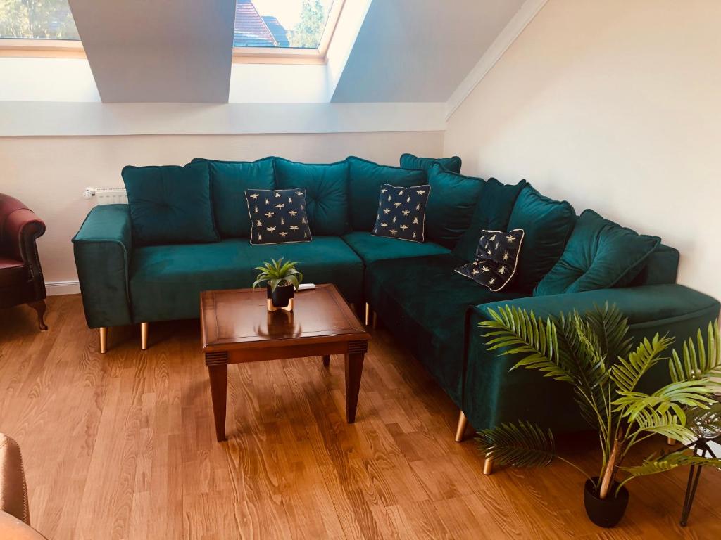 A seating area at Birdland Apartman