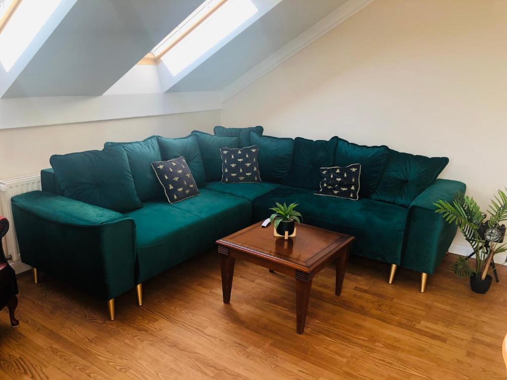 A seating area at Birdland Apartman