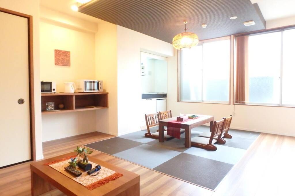 sala de estar con mesa, mesa y sillas en Daiki Building 2, en Kioto