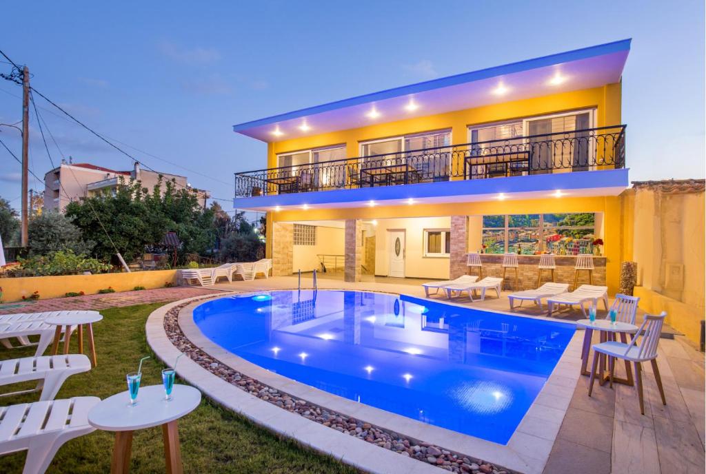 een villa met een zwembad voor een huis bij Aldebaran Hotel Apartments in Limenaria
