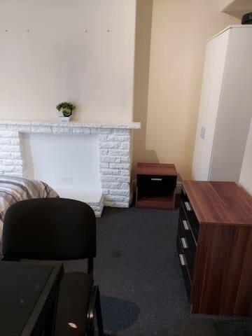 MANCHESTER BRIGHT AND SPACIOUS DOUBLE ROOM-1