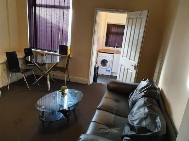 MANCHESTER BRIGHT AND SPACIOUS DOUBLE ROOM-1