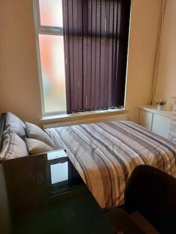 MANCHESTER BRIGHT AND SPACIOUS DOUBLE ROOM-1