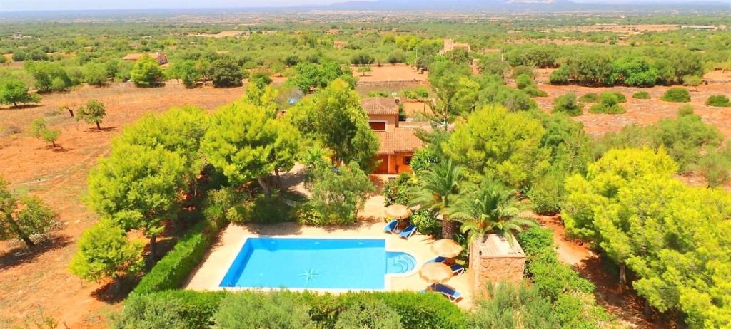 een luchtfoto van een villa met zwembad bij 414 Finca Can Crestall VT1725 by Mallorca Charme in Campos