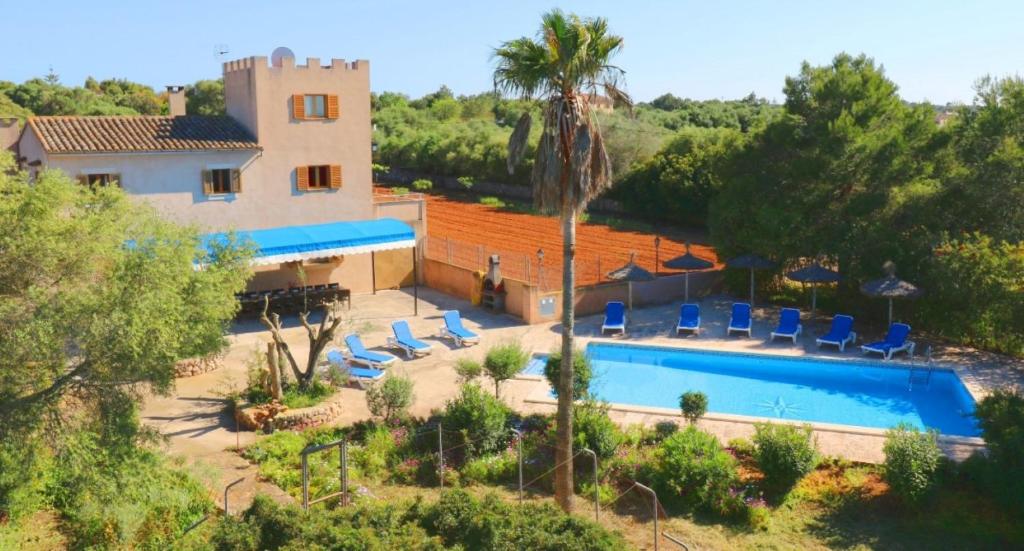 een villa met een zwembad en een resort bij Finca Can Palea 407 by Mallorca Charme in Campos