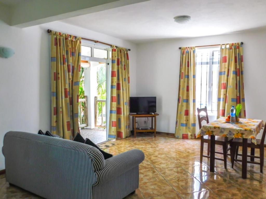 TV a/nebo společenská místnost v ubytování Tulsi Apartment & Studio