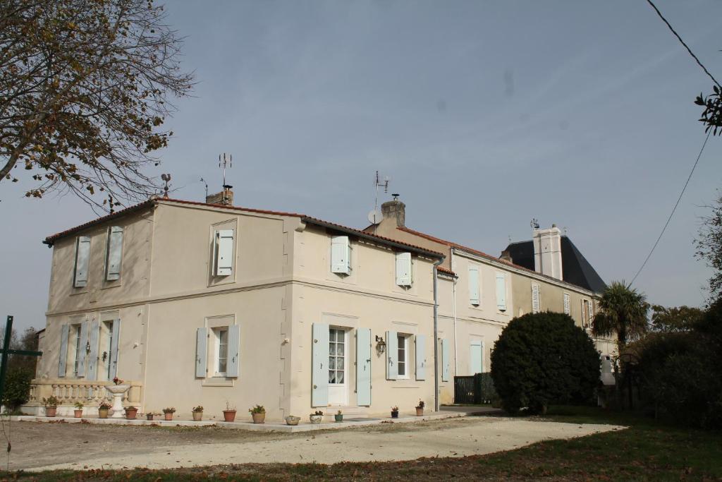 a large white house with aventh floor at Gîte du Château in Allas-Bocage