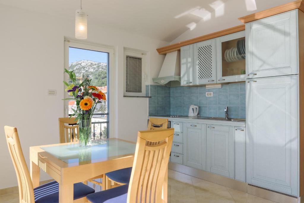 Kuchyň nebo kuchyňský kout v ubytování Villa Mediterana