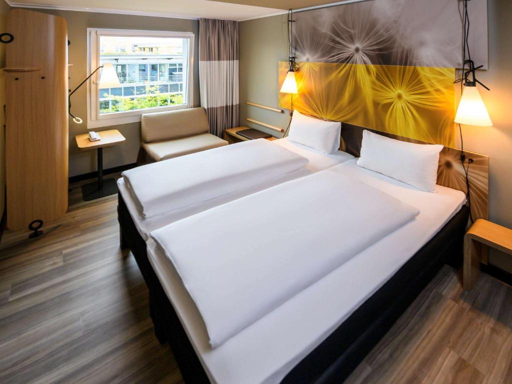 Postel nebo postele na pokoji v ubytování ibis Hotel Muenchen City West