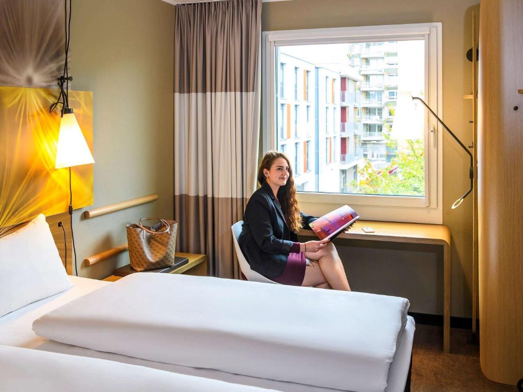Postel nebo postele na pokoji v ubytování ibis Hotel Muenchen City West