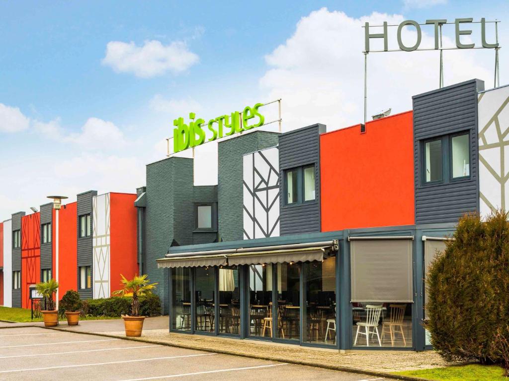 a hotel with a sign on the front of it at ibis Styles Rouen Val De Reuil in Val de Reuil