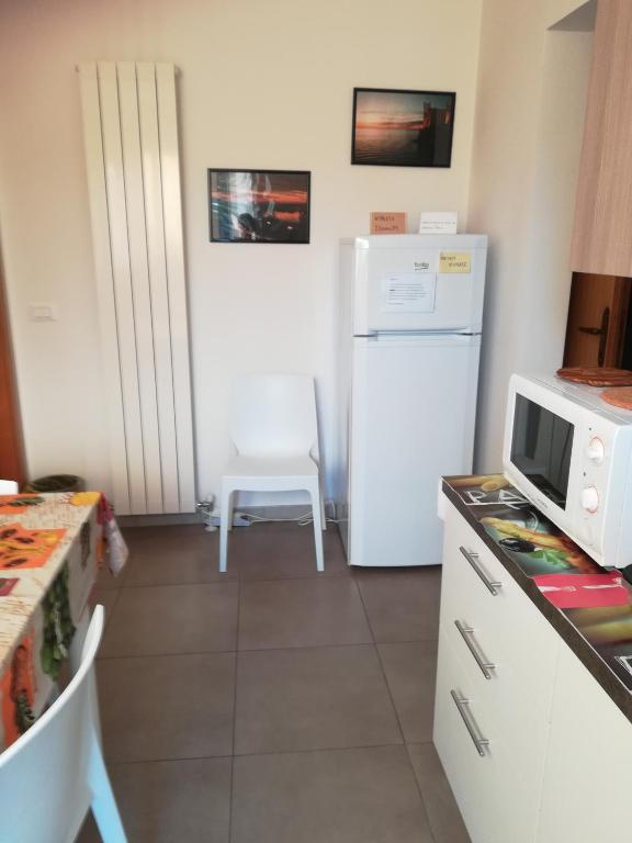 Kuchyňa alebo kuchynka v ubytovaní Gorizia vacanze appartamento in villa con parcheggio