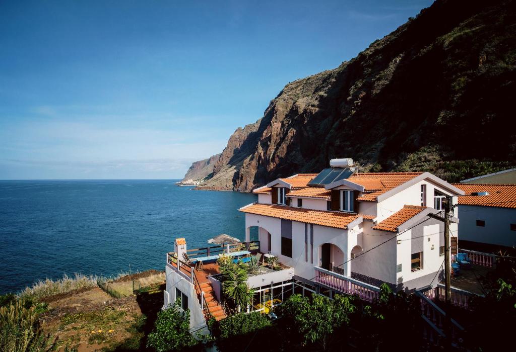 una casa en una colina junto al océano en Cecília's House, en Jardim do Mar