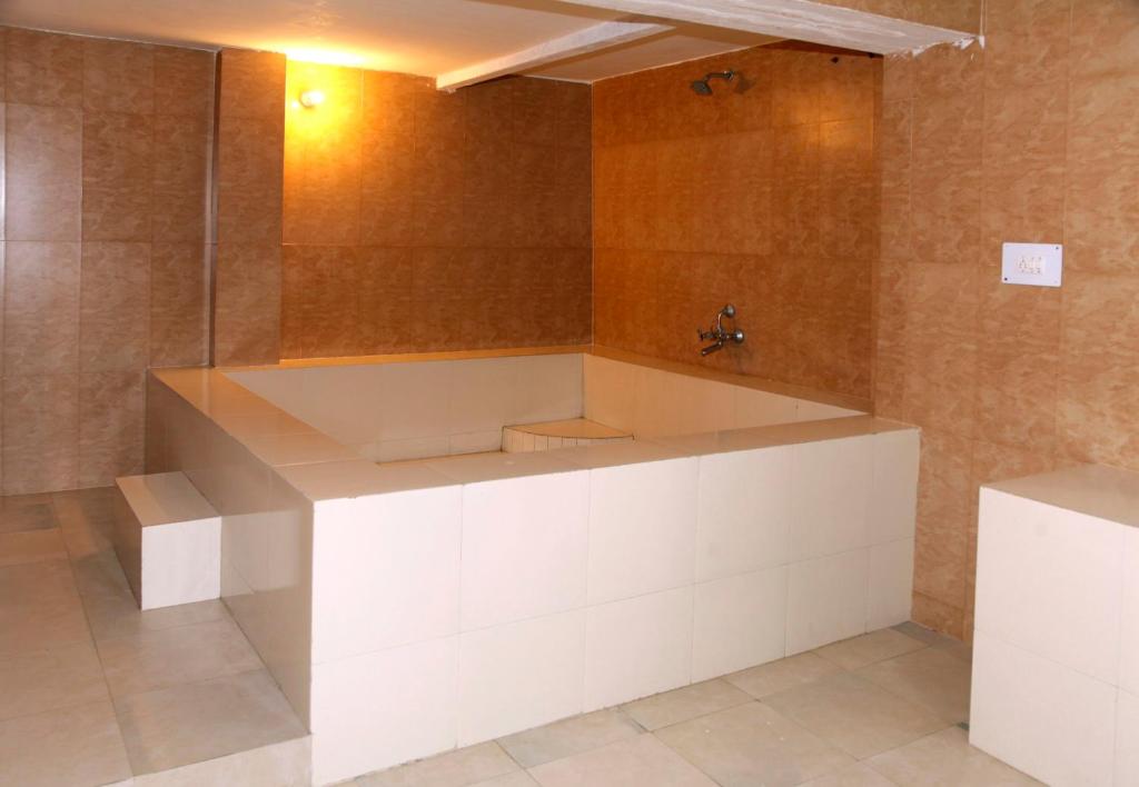 een badkamer met wastafel en douche bij Krishna Prakash Heritage Haveli in Jodhpur