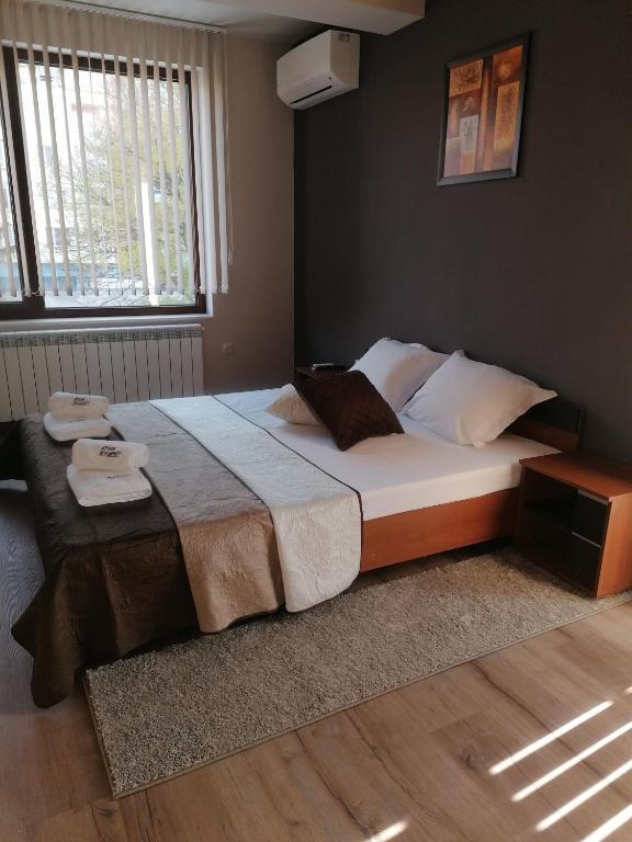 Postel nebo postele na pokoji v ubytování Дунав билдингс