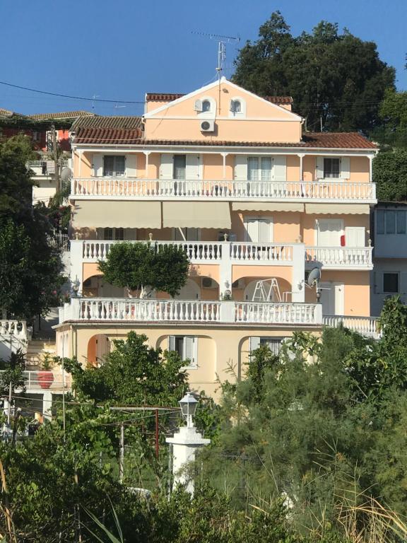 duży budynek z balkonem na boku w obiekcie VILLA FRETTA w Korfu