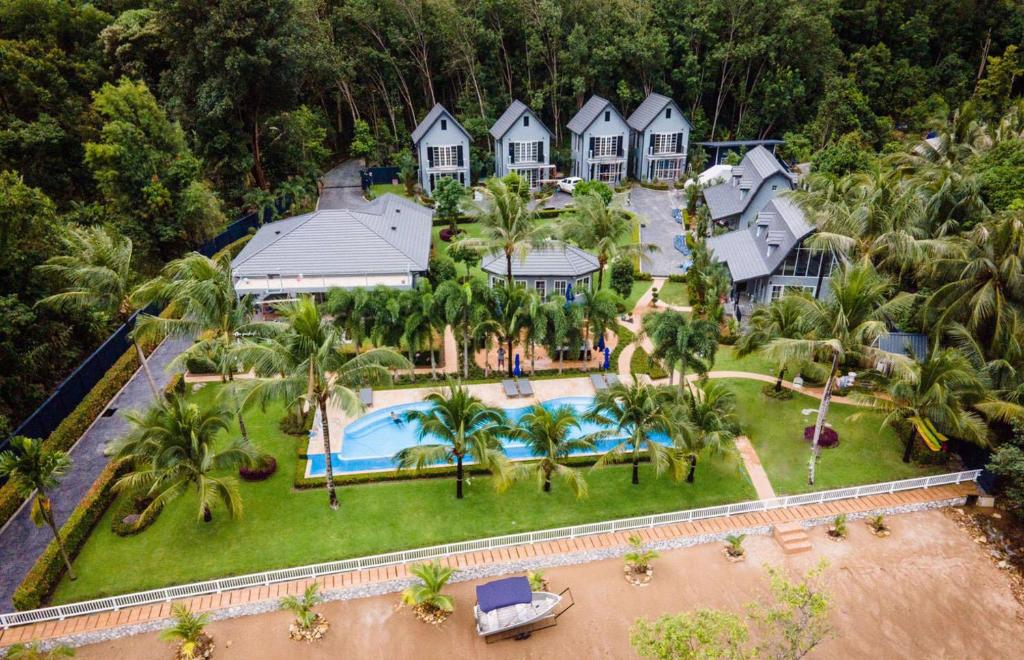 eine Luftansicht eines Hauses mit Pool in der Unterkunft Crown View Beach Resort Koh Chang in Ko Chang
