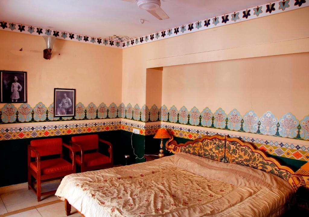 Een bed of bedden in een kamer bij Krishna Prakash Heritage Haveli