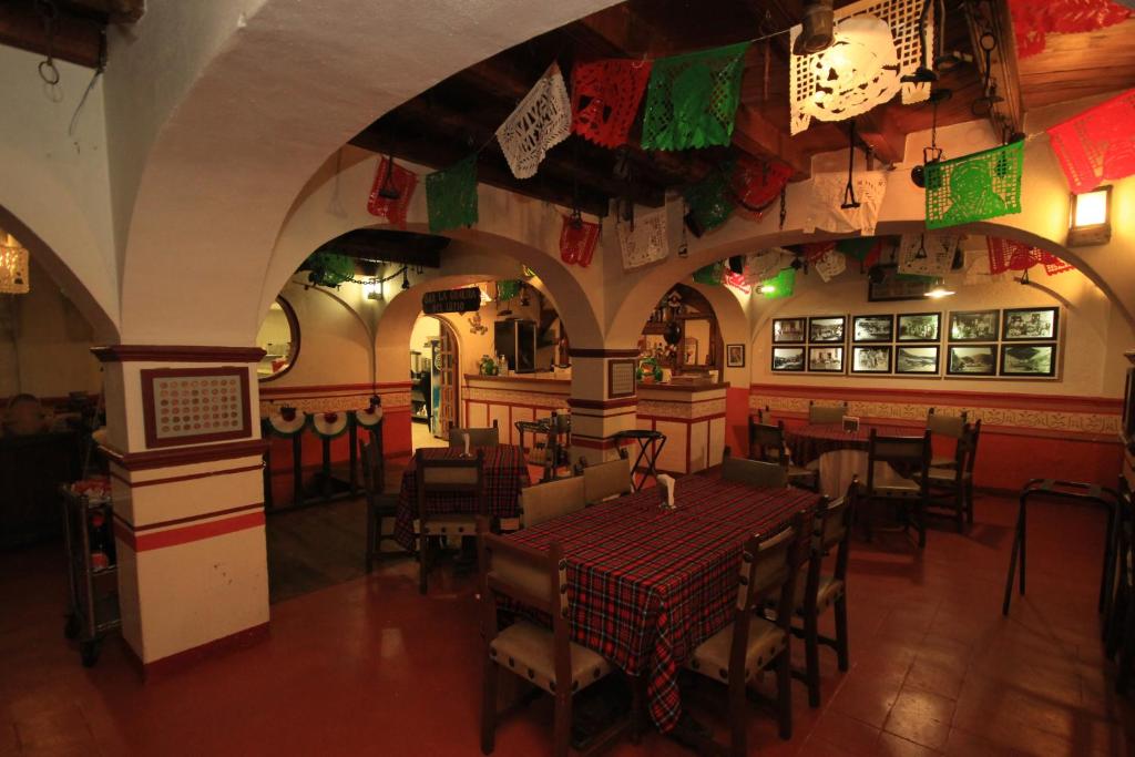 een uitzicht op een restaurant met een tafel en stoelen bij Hotel Socavon in Guanajuato