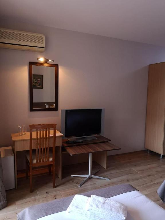 TV a/nebo společenská místnost v ubytování Jack Family Hotel