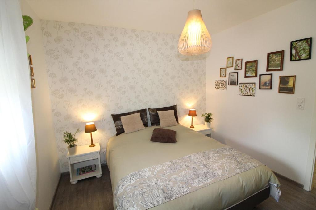 una camera da letto con un grande letto con due comodini di Gîte Carnot a Dompaire