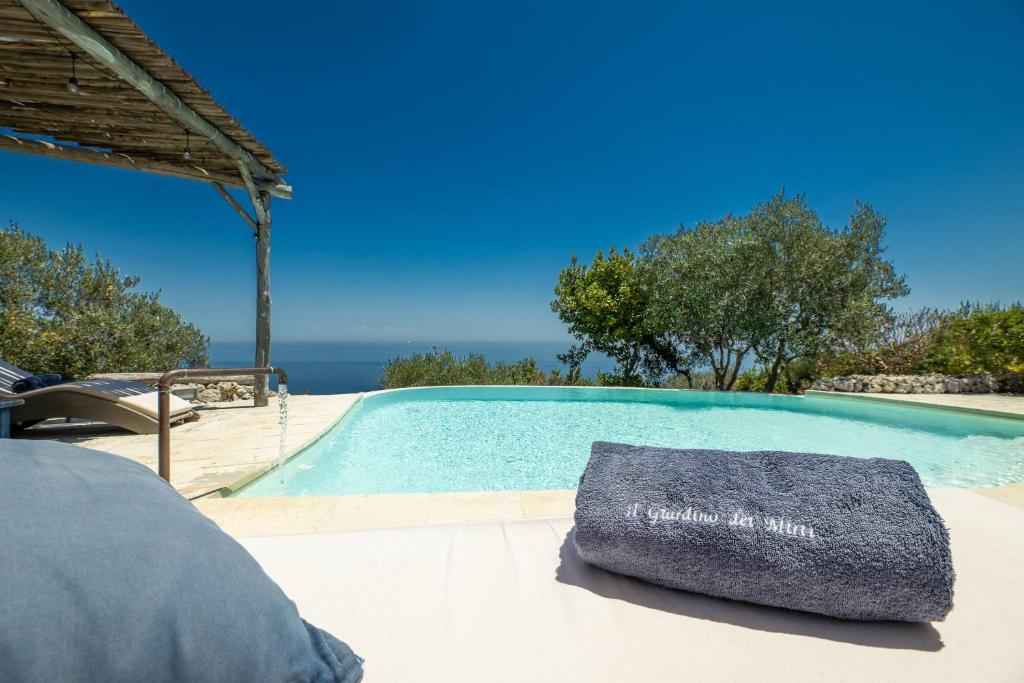 uma almofada ao lado de uma piscina em Giardino dei Mirti em Gagliano del Capo