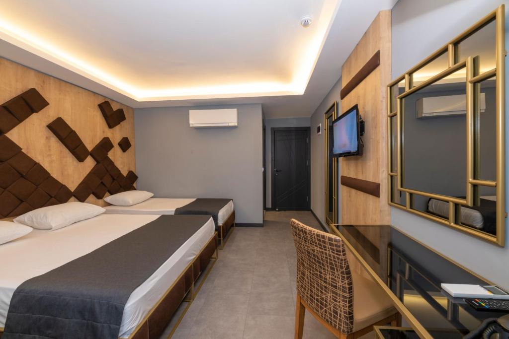 Fly And Stay Airport Hotel - Deluxe Quadruple Room