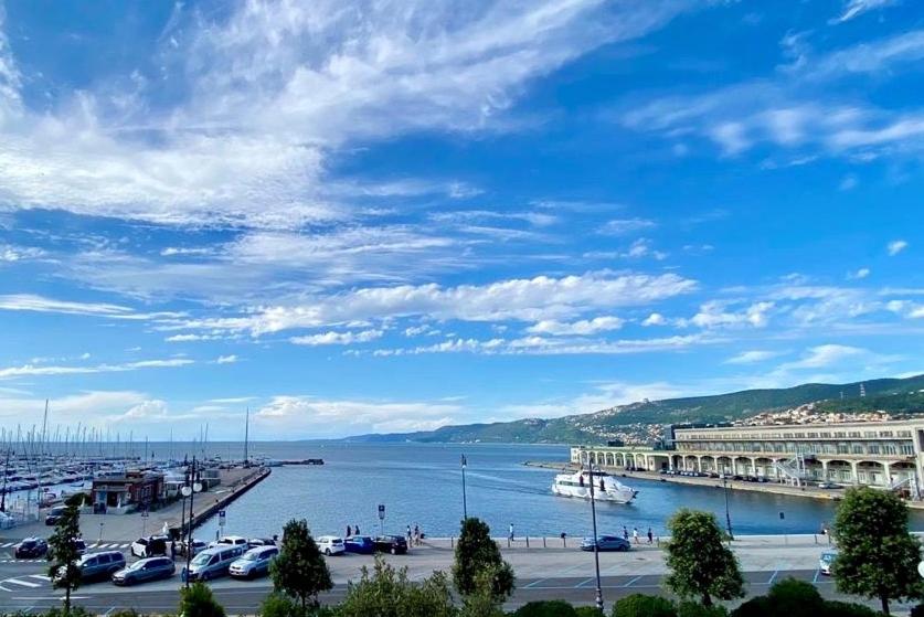 vistas a un puerto con coches estacionados junto al agua en Five Flowers Guest House - self check-in and access with code, en Trieste