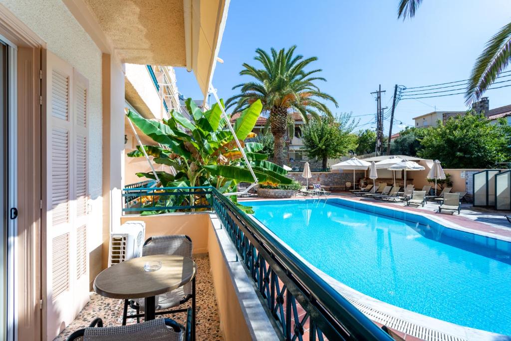 Bazén v ubytovaní Lefktron Hotel alebo v jeho blízkosti