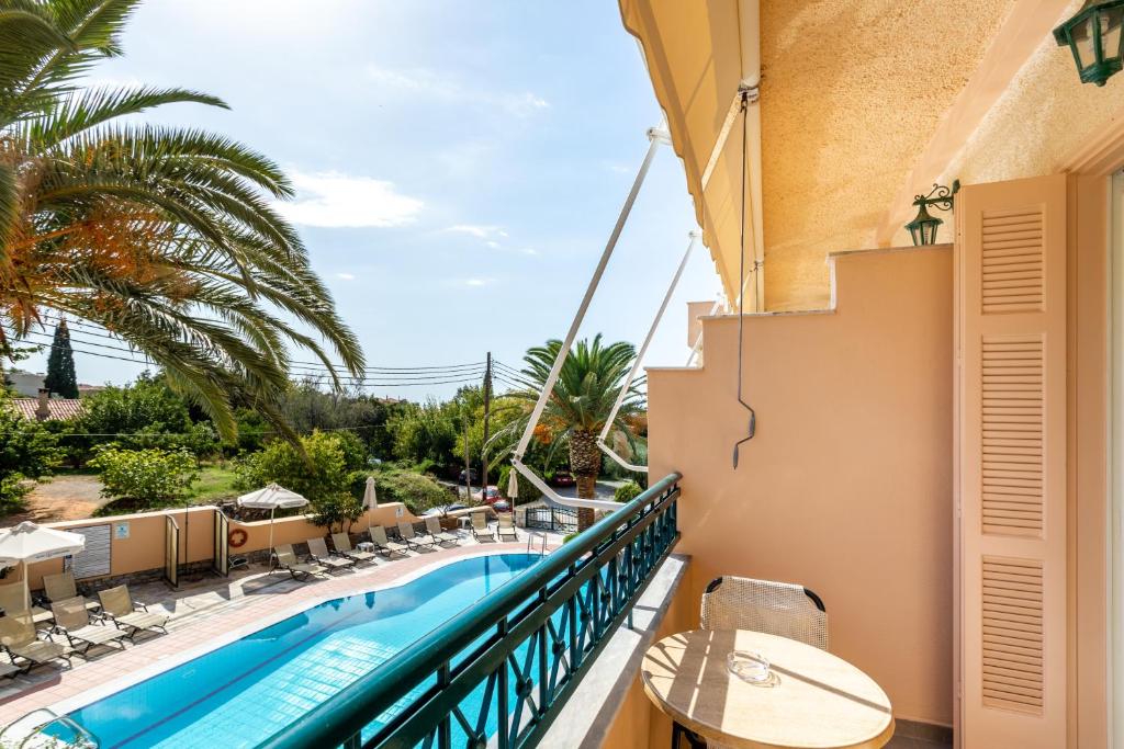 Bazén v ubytovaní Lefktron Hotel alebo v jeho blízkosti