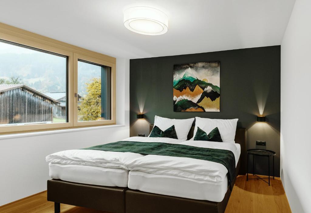 Postel nebo postele na pokoji v ubytování Verwall Apartment Arlberg - mit Sauna, Balkon und Skiraum