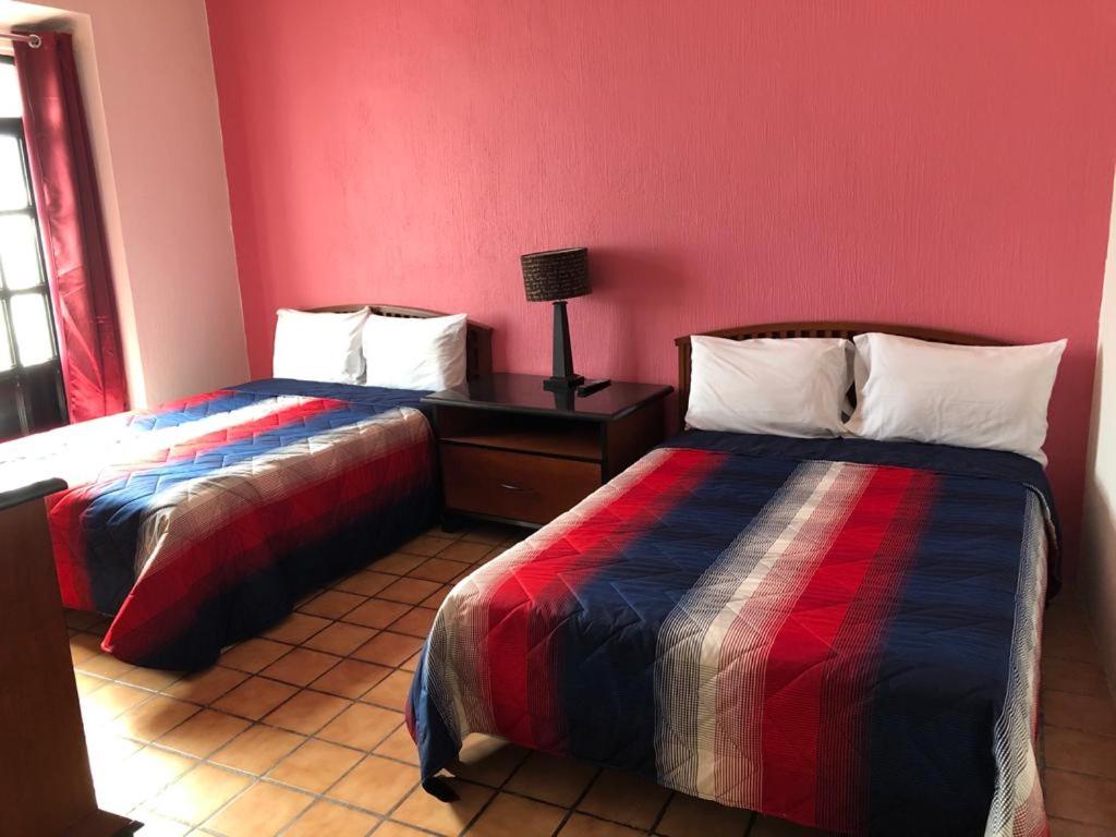 Postel nebo postele na pokoji v ubytování Hostal de los Reyes